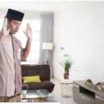 Bagaimana Hukumnya Memejamkan Mata ketika Shalat?